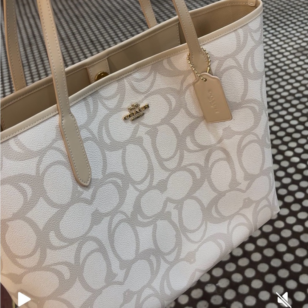 Coach signature City Tote Bag /NWT